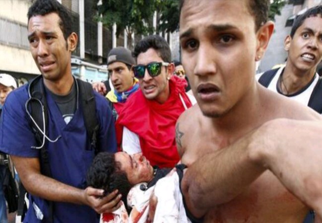 En los disturbios se han registrado tres muertos y más de 61 heridos.
