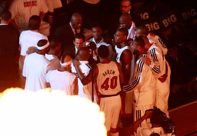 MIAMI, FL - MAY 22: El Heat de Miami derrota espectacularmente a los Peacers de Indiana en tiempo extra 103-102 con soberbia canasta de Lebron James.