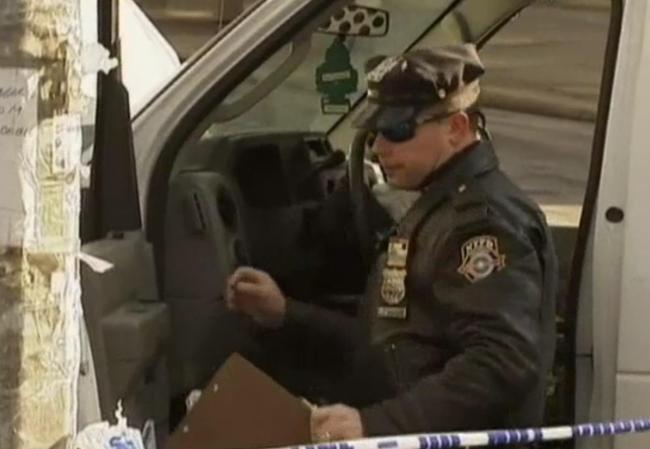 Un transeúnte quedó atrapado entre los autos tras el choque.