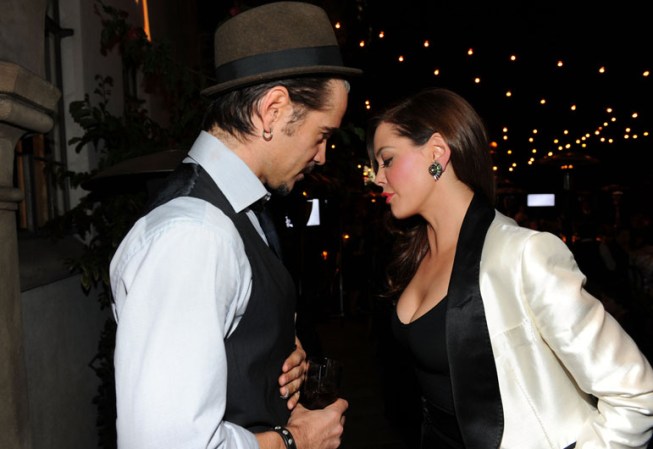 En una gala en Los Angeles en 2011, el actor compartió con la también actriz Rose McGowan. Con esa mirada, ¿quién se resiste?