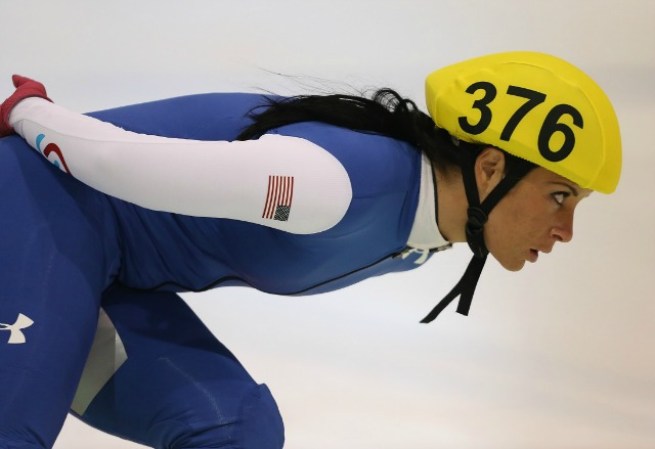 La estadounidense Allison Baver destaca en el patinaje de velocidad en pista corta, competencia en la que representa a su país en las competencias olímpicas.