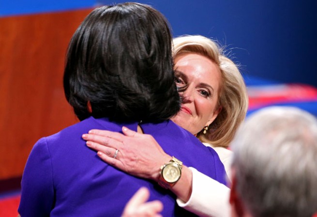 Ann Romney y la primera dama Michelle Obama, esposa del candidato demócrata Barack Obama, se abrazan antes de que comience el evento.
