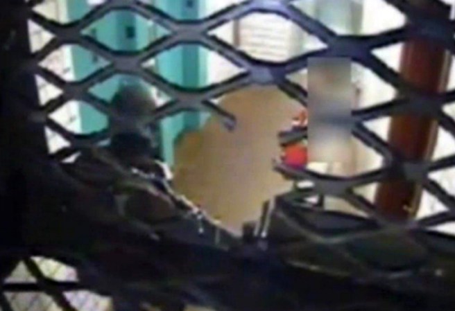 El video de seguridad muestra como el ladrón la sigue.