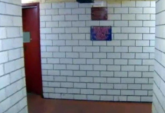 La mujer caminaba por los pasillos del edificio.