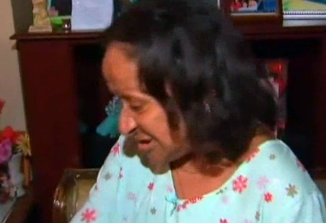 La mujer que la abuelita cuida tradujo para la abuela, pues esta no habla inglés.