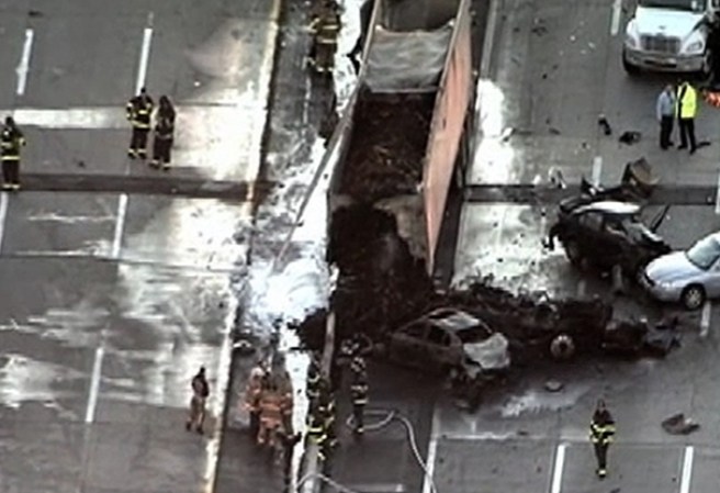 El aparatoso accidente envolvió un camión de arrastre y 35 autos.