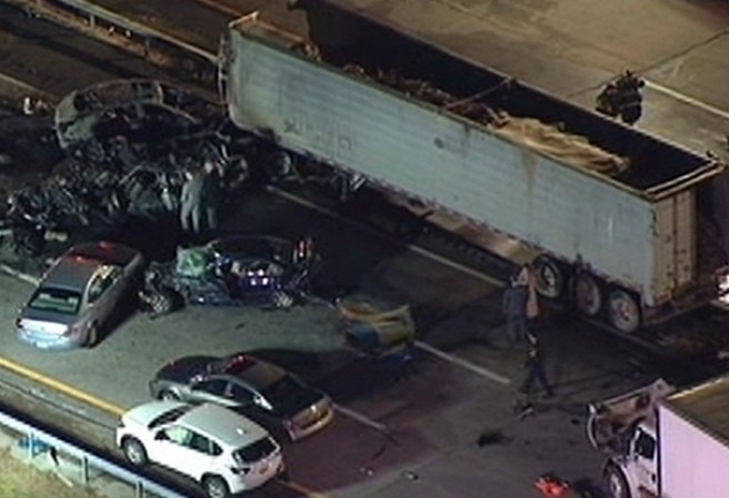 Un accidente multi vehicular deja a una persona muerta y a más de treinta heridos en Long Island.