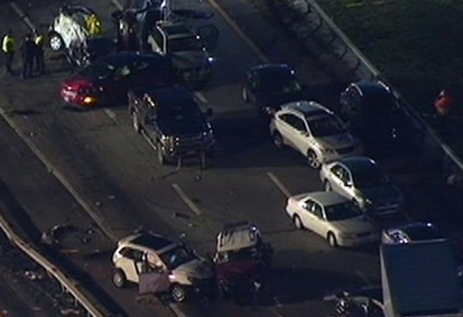 Un accidente multi vehicular deja a una persona muerta y a más de treinta heridos en Long Island.