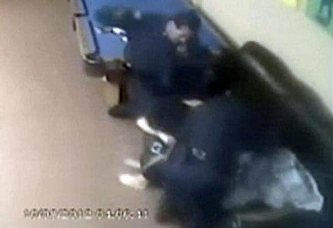 Una cámara de seguridad captó como unos policías atacaron a golpes y bastonazos a un desamparado en una sinagoga de Brooklyn.