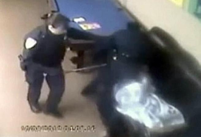 Una cámara de seguridad captó como unos policías atacaron a golpes y bastonazos a un desamparado en una sinagoga de Brooklyn.