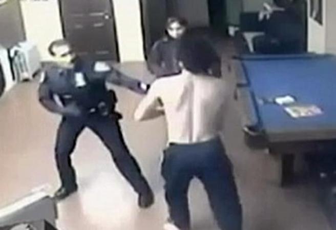Una cámara de seguridad captó como unos policías atacaron a golpes y bastonazos a un desamparado en una sinagoga de Brooklyn.