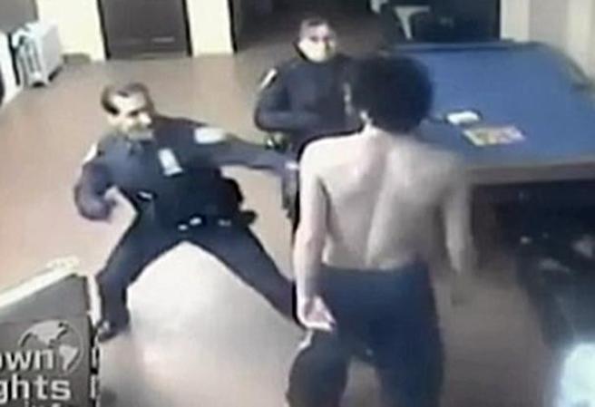 Una cámara de seguridad captó como unos policías atacaron a golpes y bastonazos a un desamparado en una sinagoga de Brooklyn.
