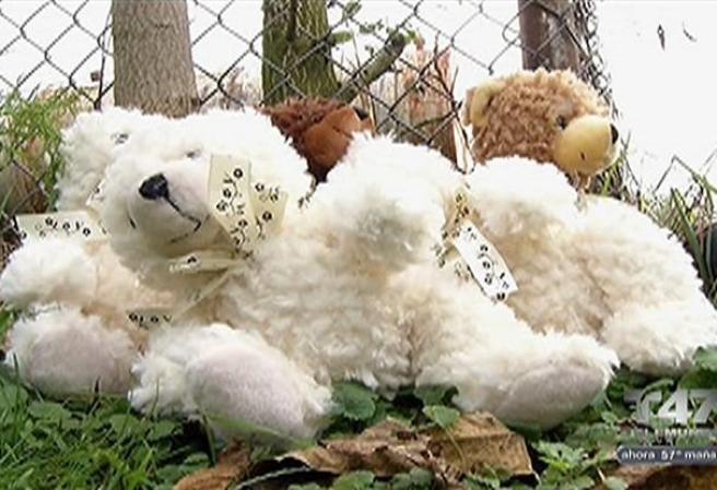 Peluches fueron dejados en el lugar donde el cuerpo fue hallado.