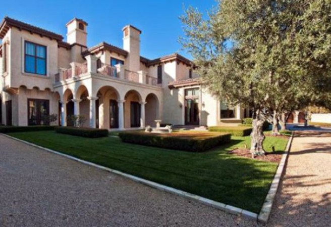 El pelotero de grandes ligas, Barry Bonds, puso en venta su lujosa mansión de Beverly Hills, en California. La estructura consta con esplendorosas amenidades.