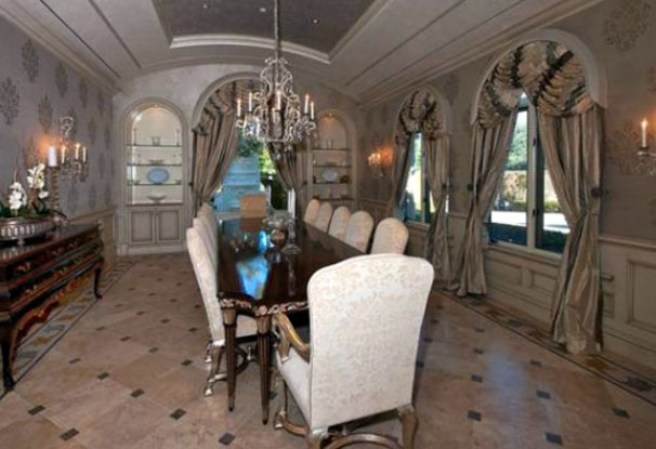 El pelotero de grandes ligas, Barry Bonds, puso en venta su lujosa mansión de Beverly Hills, en California. La estructura consta con esplendorosas amenidades.