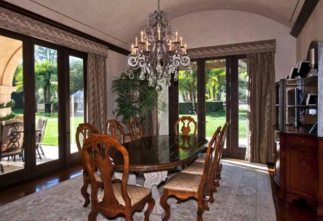 El pelotero de grandes ligas, Barry Bonds, puso en venta su lujosa mansión de Beverly Hills, en California. La estructura consta con esplendorosas amenidades.