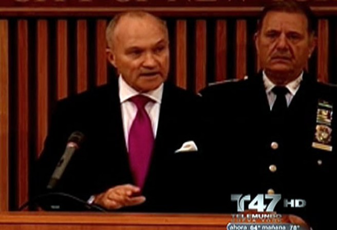 Los sospechosos permanecieron encerrados dentro de la bodega por al menos tres horas hasta que fueron arrestados, según Kelly. Drogas y una pistola fueron recobradas de la escena.