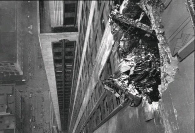 28 DE JULIO, 1945: Un avión bombardero B-25 se estrella contra el piso 79 del “Empire State Building”. Las razones presuntamente indicaron que fue un accidente.