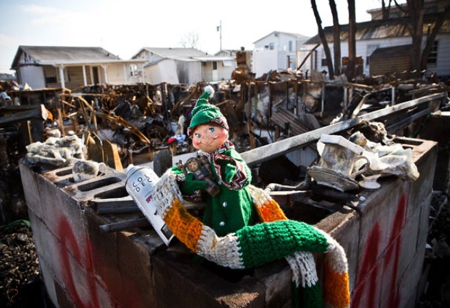 Voluntarios y miembros del cuerpo de bomberos de la ciudad visitaron el pueblo de Breezy Point, convertido en cenizas durante el huracán Sandy el pasado mes de octubre. Allí decoraron y plantaron un árbol navideño con la esperanza de una pronta reconstrucción.