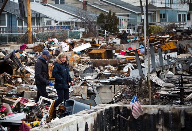 Voluntarios y miembros del cuerpo de bomberos de la ciudad visitaron el pueblo de Breezy Point, convertido en cenizas durante el huracán Sandy el pasado mes de octubre. Allí decoraron y plantaron un árbol navideño con la esperanza de una pronta reconstrucción.