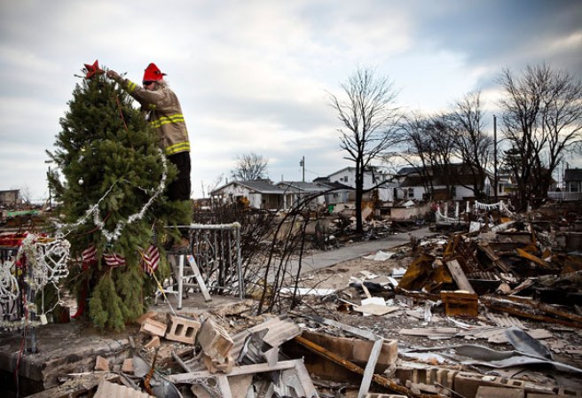 Voluntarios y miembros del cuerpo de bomberos de la ciudad visitaron el pueblo de Breezy Point, convertido en cenizas durante el huracán Sandy el pasado mes de octubre. Allí decoraron y plantaron un árbol navideño con la esperanza de una pronta reconstrucción.
