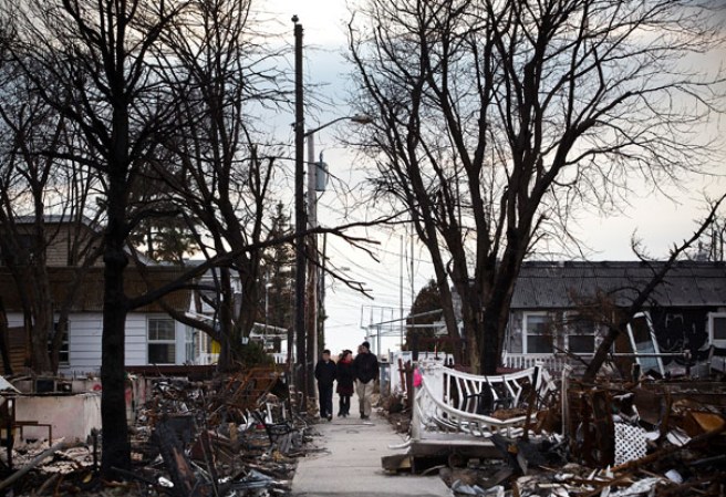 Voluntarios y miembros del cuerpo de bomberos de la ciudad visitaron el pueblo de Breezy Point, convertido en cenizas durante el huracán Sandy el pasado mes de octubre. Allí decoraron y plantaron un árbol navideño con la esperanza de una pronta reconstrucción.