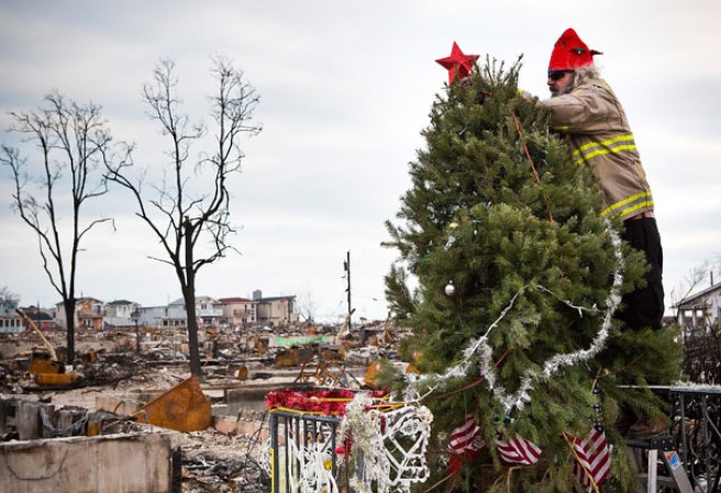 Voluntarios y miembros del cuerpo de bomberos de la ciudad visitaron el pueblo de Breezy Point, convertido en cenizas durante el huracán Sandy el pasado mes de octubre. Allí decoraron y plantaron un árbol navideño con la esperanza de una pronta reconstrucción.