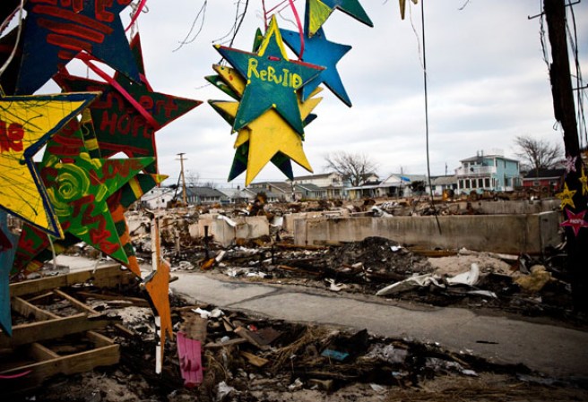 Voluntarios y miembros del cuerpo de bomberos de la ciudad visitaron el pueblo de Breezy Point, convertido en cenizas durante el huracán Sandy el pasado mes de octubre. Allí decoraron y plantaron un árbol navideño con la esperanza de una pronta reconstrucción.