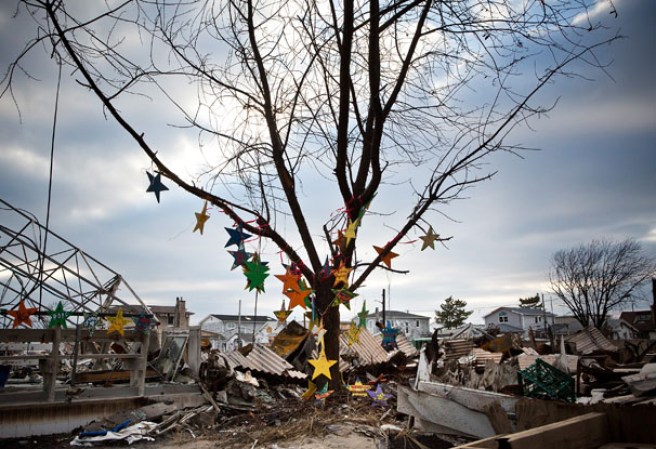 Voluntarios y miembros del cuerpo de bomberos de la ciudad visitaron el pueblo de Breezy Point, convertido en cenizas durante el huracán Sandy el pasado mes de octubre. Allí decoraron y plantaron un árbol navideño con la esperanza de una pronta reconstrucción.