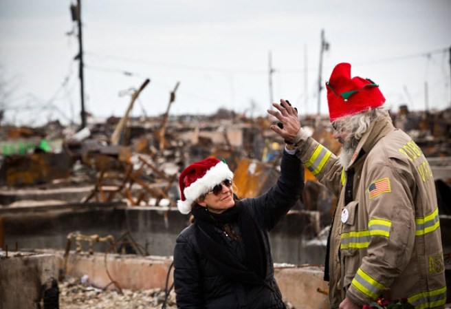 Voluntarios y miembros del cuerpo de bomberos de la ciudad visitaron el pueblo de Breezy Point, convertido en cenizas durante el huracán Sandy el pasado mes de octubre. Allí decoraron y plantaron un árbol navideño con la esperanza de una pronta reconstrucción.
