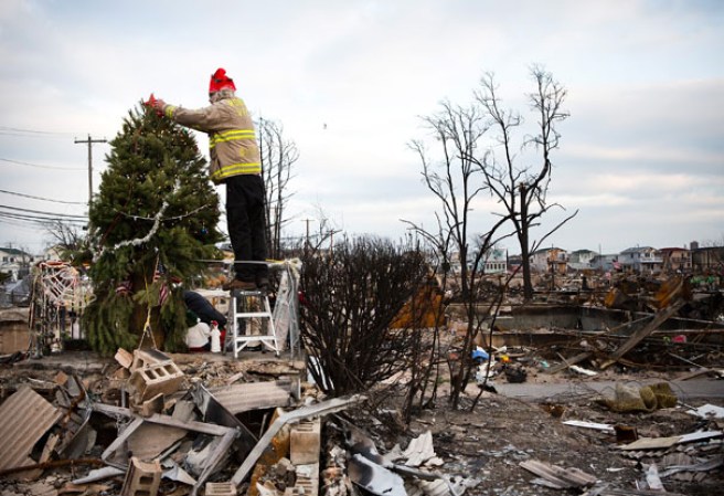 Voluntarios y miembros del cuerpo de bomberos de la ciudad visitaron el pueblo de Breezy Point, convertido en cenizas durante el huracán Sandy el pasado mes de octubre. Allí decoraron y plantaron un árbol navideño con la esperanza de una pronta reconstrucción.