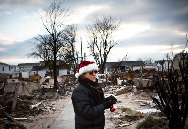Voluntarios y miembros del cuerpo de bomberos de la ciudad visitaron el pueblo de Breezy Point, convertido en cenizas durante el huracán Sandy el pasado mes de octubre. Allí decoraron y plantaron un árbol navideño con la esperanza de una pronta reconstrucción.