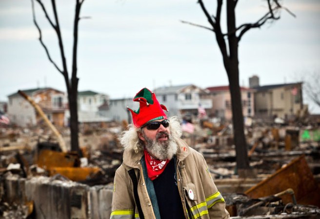 Voluntarios y miembros del cuerpo de bomberos de la ciudad visitaron el pueblo de Breezy Point, convertido en cenizas durante el huracán Sandy el pasado mes de octubre. Allí decoraron y plantaron un árbol navideño con la esperanza de una pronta reconstrucción.