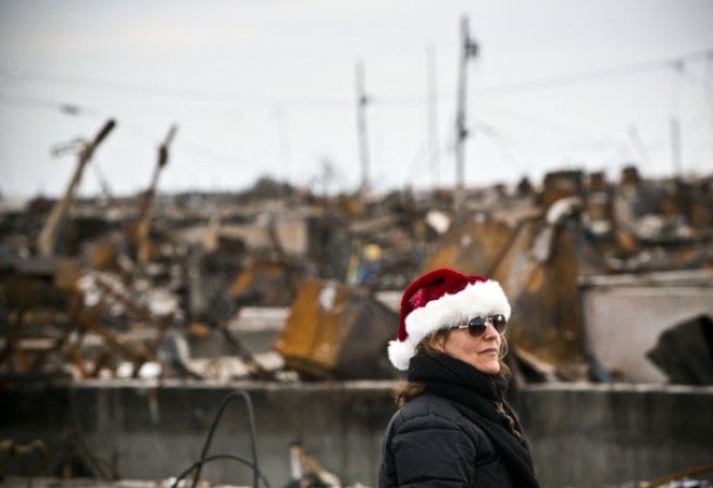 Voluntarios y miembros del cuerpo de bomberos de la ciudad visitaron el pueblo de Breezy Point, convertido en cenizas durante el huracán Sandy el pasado mes de octubre. Allí decoraron y plantaron un árbol navideño con la esperanza de una pronta reconstrucción.