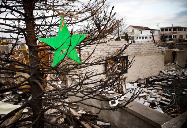 Voluntarios y miembros del cuerpo de bomberos de la ciudad visitaron el pueblo de Breezy Point, convertido en cenizas durante el huracán Sandy el pasado mes de octubre. Allí decoraron y plantaron un árbol navideño con la esperanza de una pronta reconstrucción.