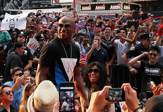 Los campeones del boxeo Floyd Mayweather Jr. y Saúl "Canelo" Álvarez se ven cara a cara en Nueva York, tras anunciar su pelea oficialmente. El combate será el próximo 14 de septiembre en el MGM Grand de Las Vegas.