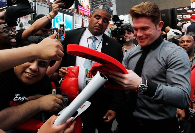 Los campeones del boxeo Floyd Mayweather Jr. y Saúl "Canelo" Álvarez se ven cara a cara en Nueva York, tras anunciar su pelea oficialmente. El combate será el próximo 14 de septiembre en el MGM Grand de Las Vegas.