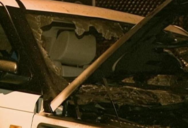 El autor no discriminó contra autos comunes o lujosos, y encendió todos a su paso.