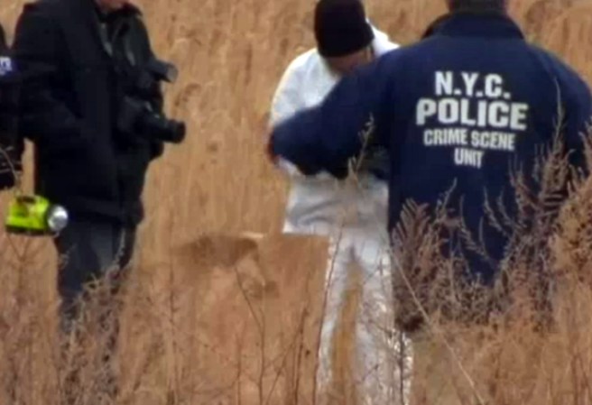 Decenas de agentes llegaron a la escena para investigar el crimen.