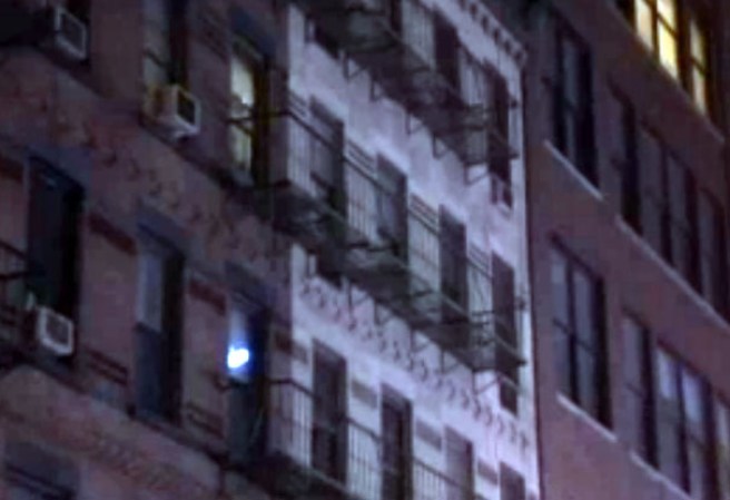 El edificio está localizado en el 431 de la calle 54.