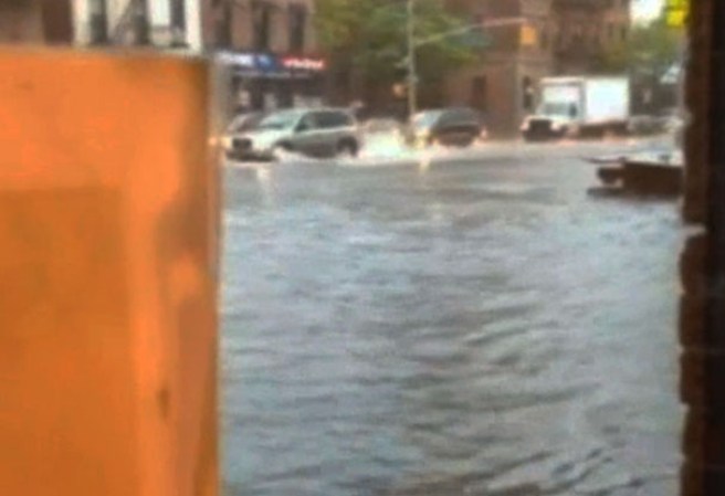 Varios sectores de Nueva York y Nueva Jersey quedan inundados de agua tras ser azotados por lluvias torrenciales.
