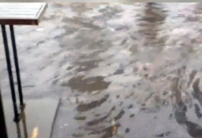 Varios sectores de Nueva York y Nueva Jersey quedan inundados de agua tras ser azotados por lluvias torrenciales.