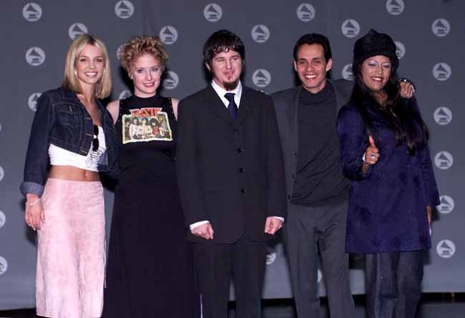 Uno de sus colaboraciones más famosas fue la que hizo con el cantante Marc Anthony en el tema "Vivir lo nuestro". En la imagen aparece junto a Marc Anthony y Britney Spears al ser nominada a un premio Grammy en 2000.