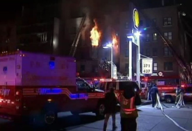 24 DE ENERO, 2013: Varias familias fueron desplazadas por un fuego voraz en un apartamento de Manhattan.
