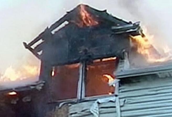 Se reporta que unos 100 bomberos acudieron al lugar de incendio.