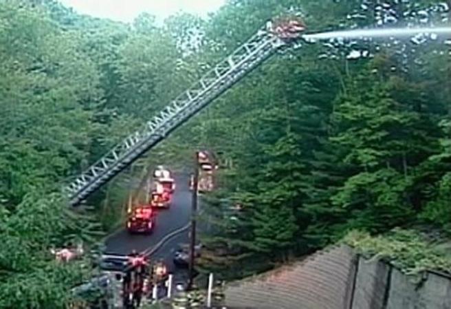 Bomberos de Inwood, Island Park, Oceanside, Pt. Lookout y Rockville Center, colaboraron para apagar las llamas.