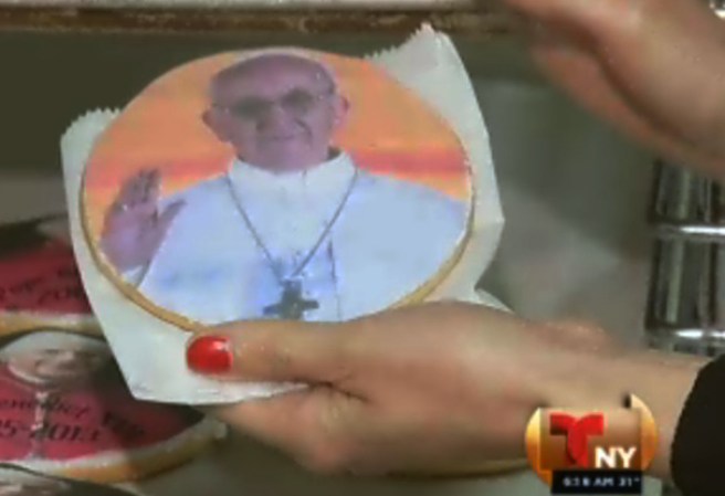 La repostería Artuso localizada en el Bronx, Nueva York, celebró su 65 aniversario por todo lo alto con su nueva creación: “Galletas papales” con imágenes del papa Francisco y Benedicto XVI.