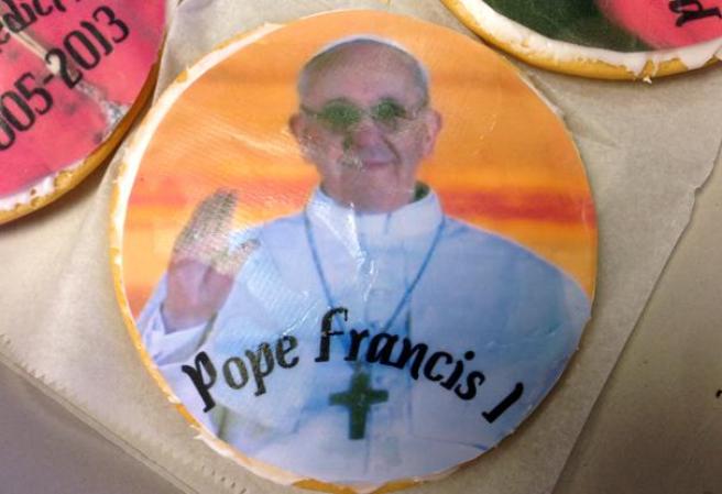 La repostería Artuso localizada en el Bronx, Nueva York, celebró su 65 aniversario por todo lo alto con su nueva creación: “Galletas papales” con imágenes del papa Francisco y Benedicto XVI.