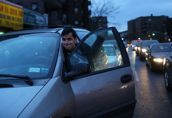 La medida consiste en que choferes con placas impares pondrán gasolina en un día, y al día siguiente se abastecerán los números de placas terminando en números pares.