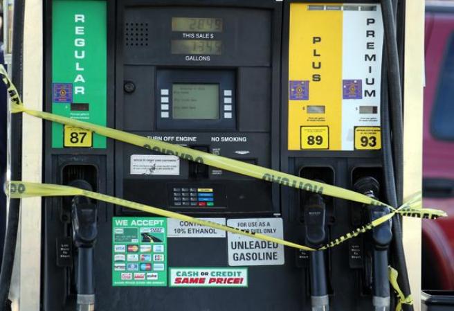 Varias gasolineras permanecían cerradas por daños tras el huracán Sandy.